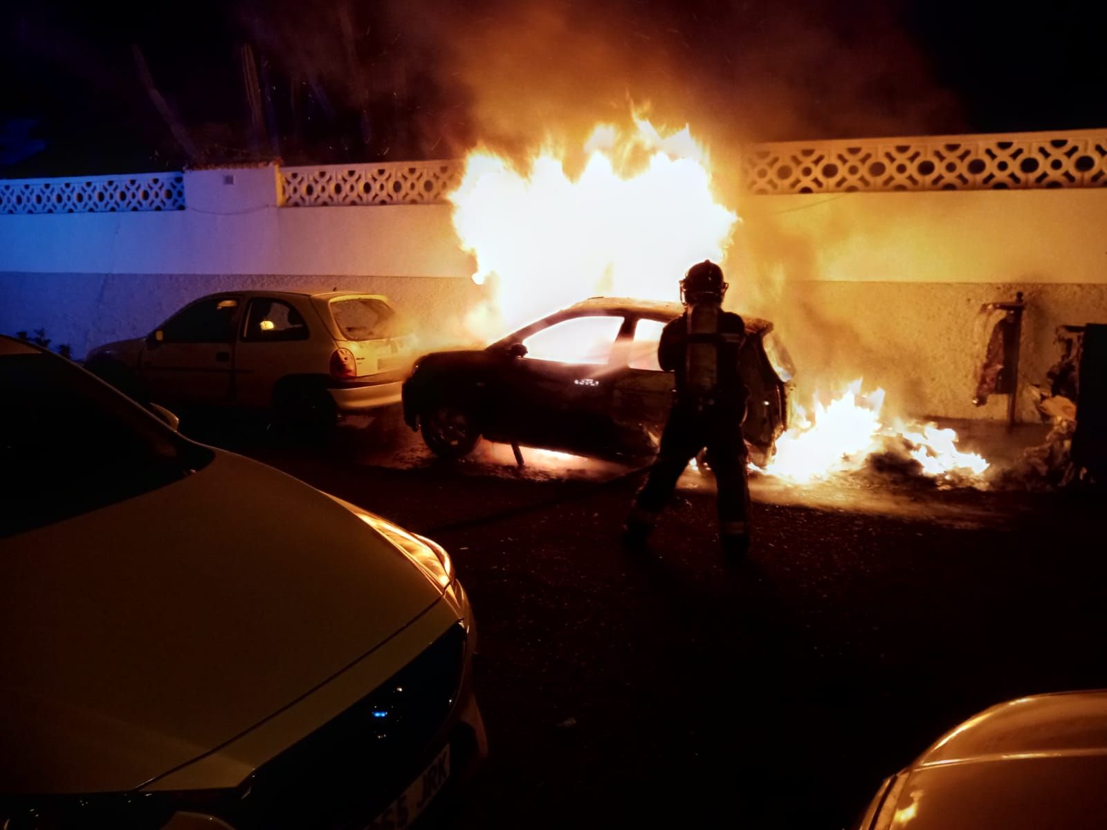 Dos coches afectados por el incendio de un contenedor en Tamaraceite