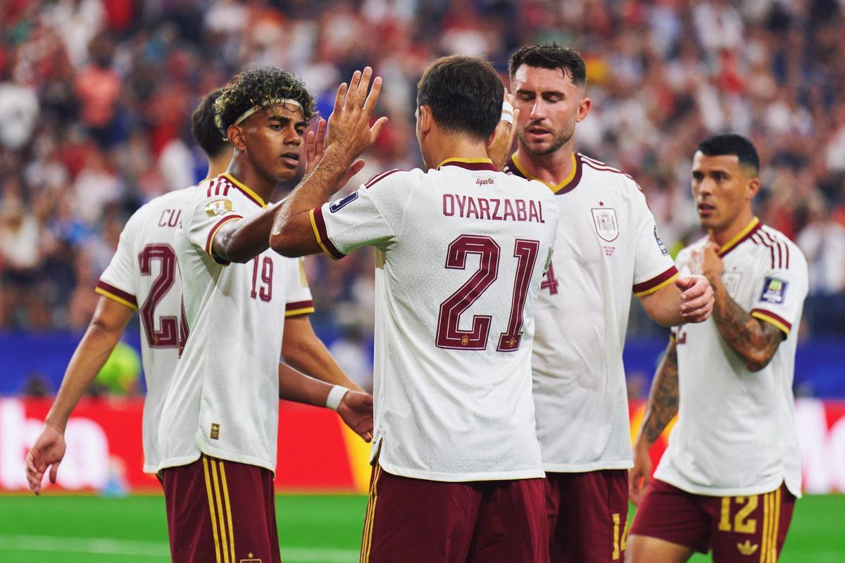 Oyarzabal recibe las felicitaciones de sus compañeros tras marcar desde el punto de penalti