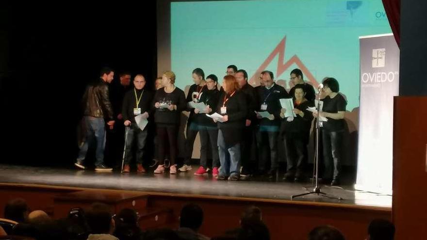 La actuación del coro &quot;Libre-mente&quot; en el teatro de Pumarín.