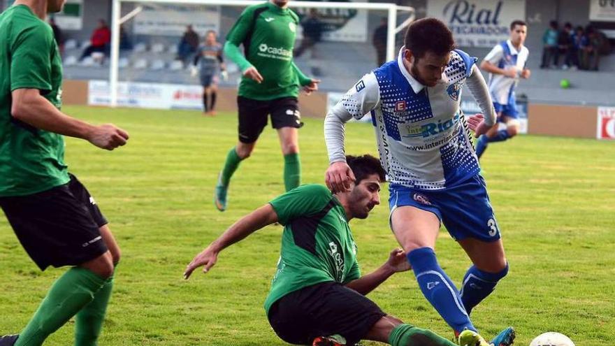 Un jugador del Arenteiro entra a un rival del Portonovo durante el partido de ayer. // Rafa Vázquez