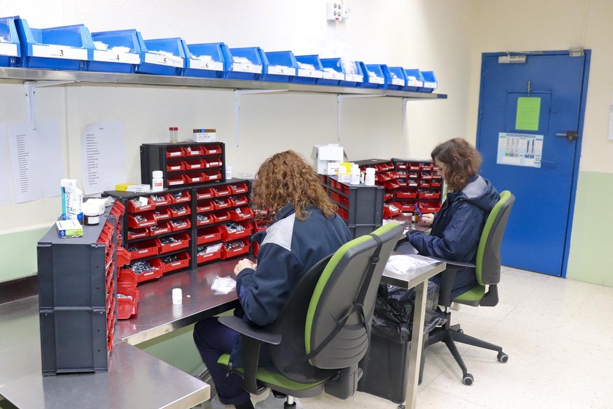 Las enfermeras Marta y María José preparan la medicación para los interinos.