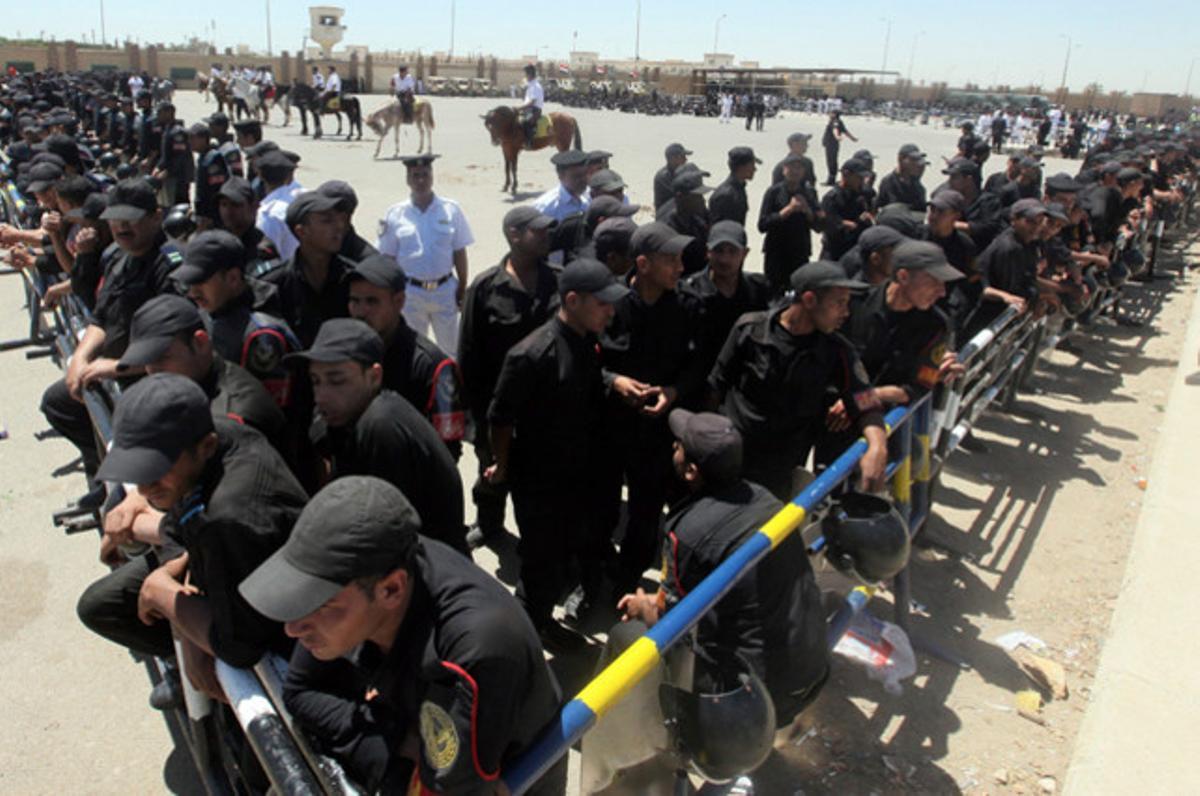 Un grup de soldats egipcis, a l’exterior del Tribunal Penal on se celebra la primera sessió del judici per la matança de Port Saïd, al Caire, Egipte.