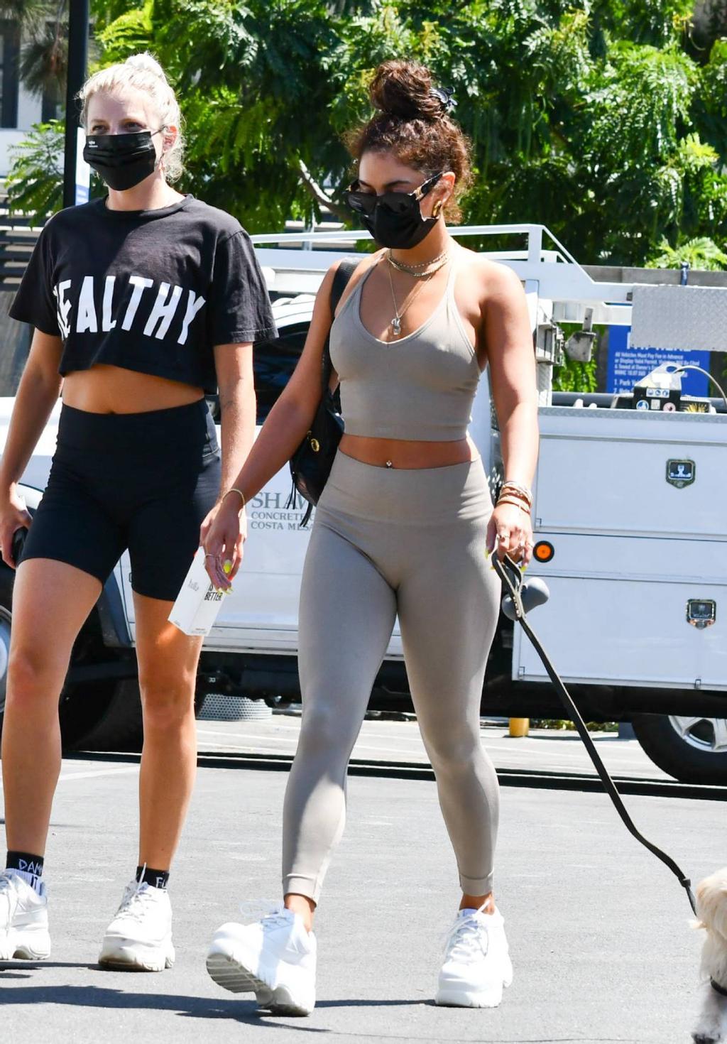 Vanessa Hudgens con sneakers Naked Wolf.