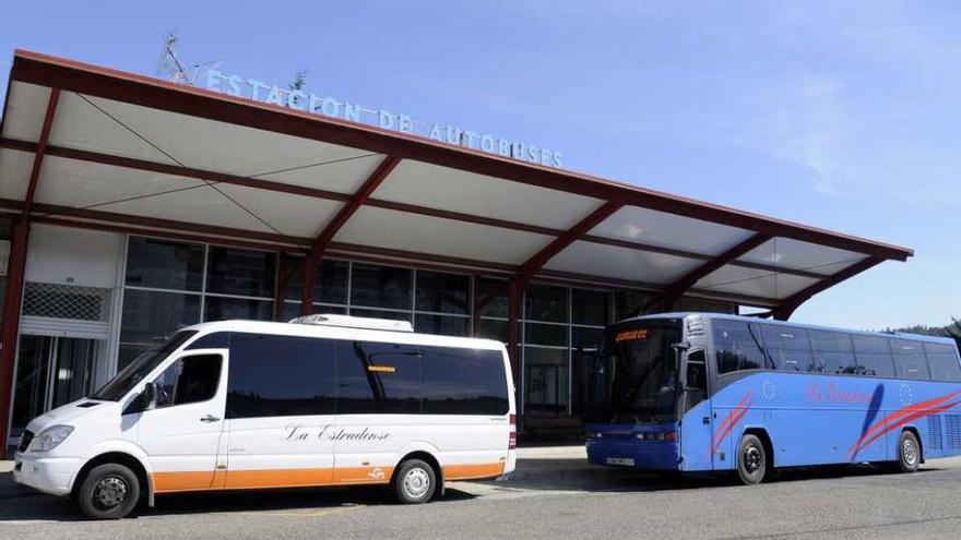 Autobuses de la firma La Estradense, frente a la estación local. // Bernabé/Javier Lalín