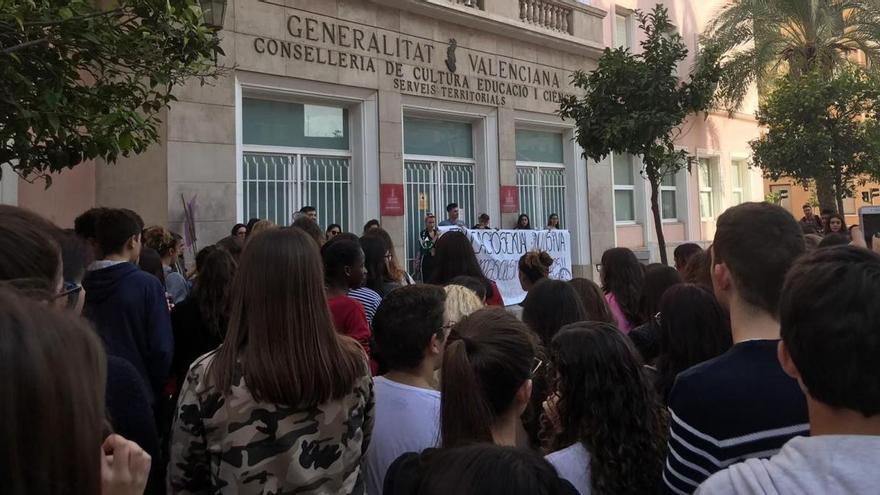 Estudiantes exigen cerrar los centros educativos por la tercera ola de covid-19 y convocan una huelga