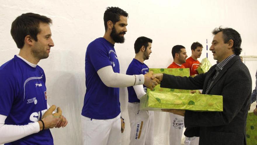 El director de Superdeporte, Julián Montoro, entrega obsequios a los ganadores.