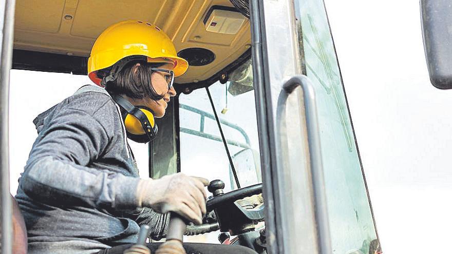 Una mujer a los mandos de una excavadora