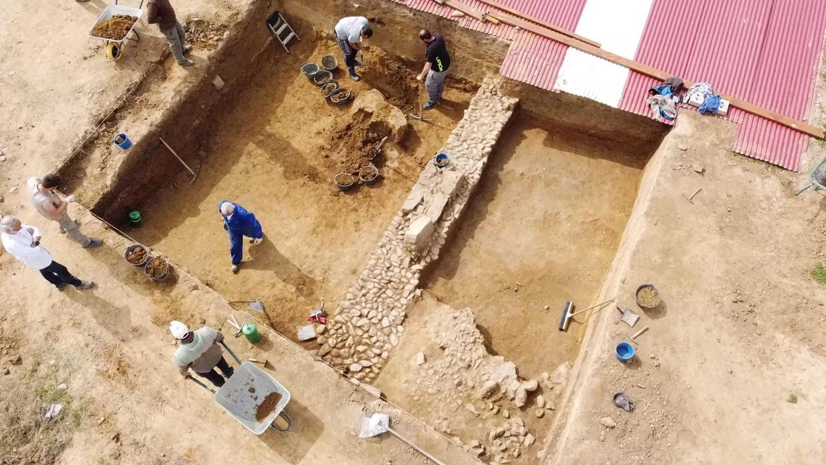 Sexta campaña de trabajos sobre el terreno: Inicio de las excavaciones en una de las áreas del yacimiento de Casas del Turuñuelo, en Guareña.