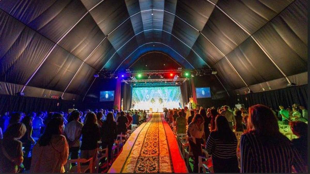 Perspectiva del nuevo espacio multiusos de Carcaixent durante la exaltación de las falleras mayores.