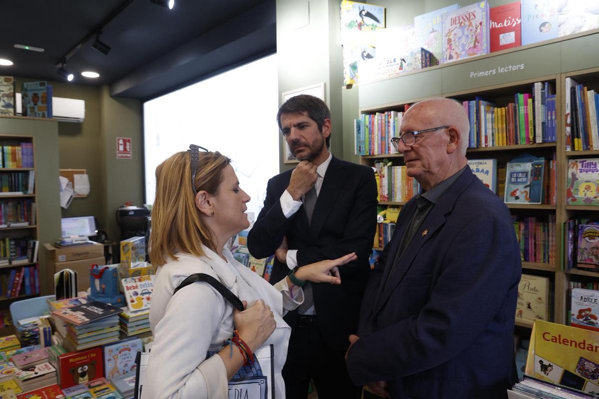 Pilar Bernabé, Ernest Urtasun y el alcalde de Paiporta, Vicent Císcar.
