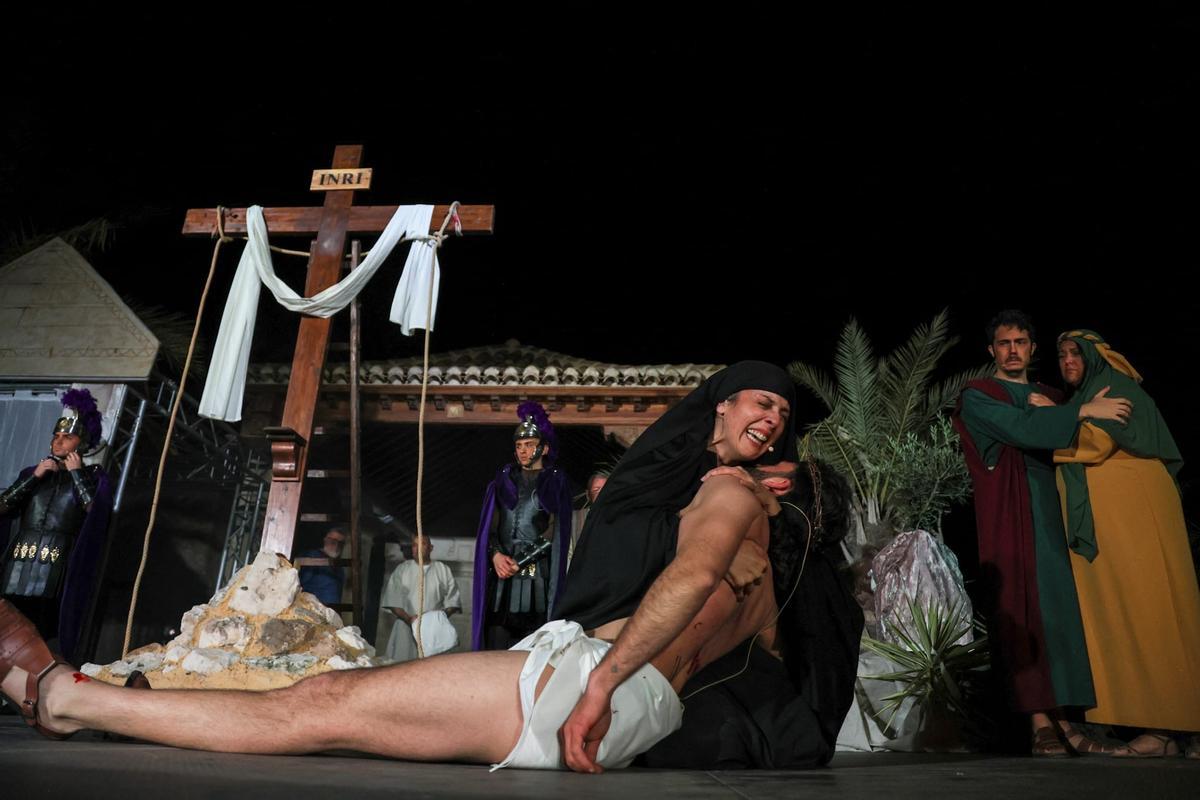 Así fue el Vía Crucis viviente del Paso Morado de Lorca
