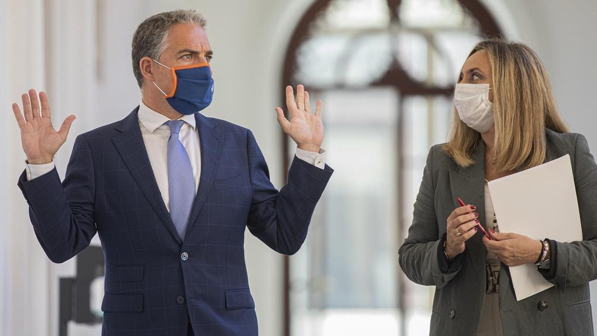 Elías Bendodo y Marifrán Carazo, a su llegada a la rueda de prensa tras el Consejo de Gobierno.