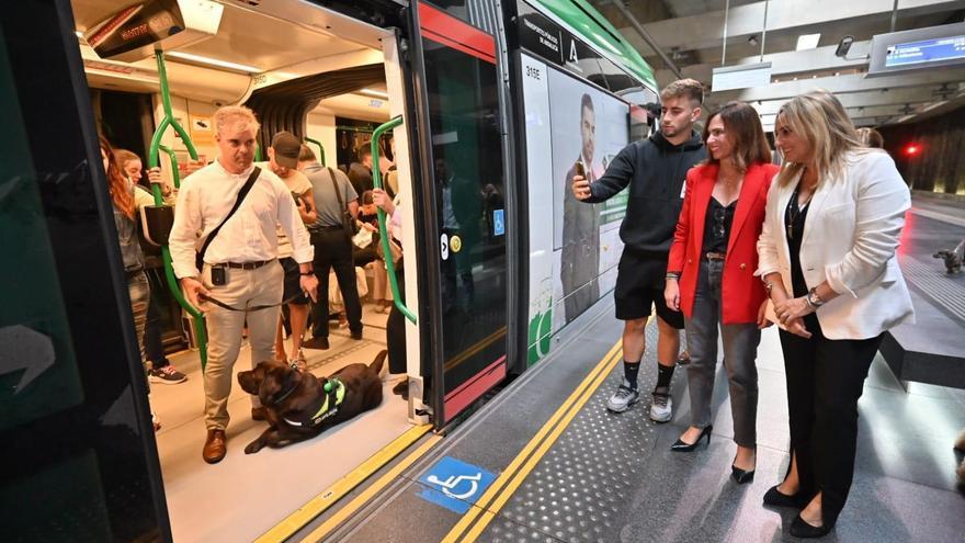 La consejera de Fomento, Articulación del Territorio y Vivienda, Rocío Díaz, junto a la alcaldesa de Granada, Marifrán Carazo, en su visita a la estación de Alcázar Genil del Metro de Granada.