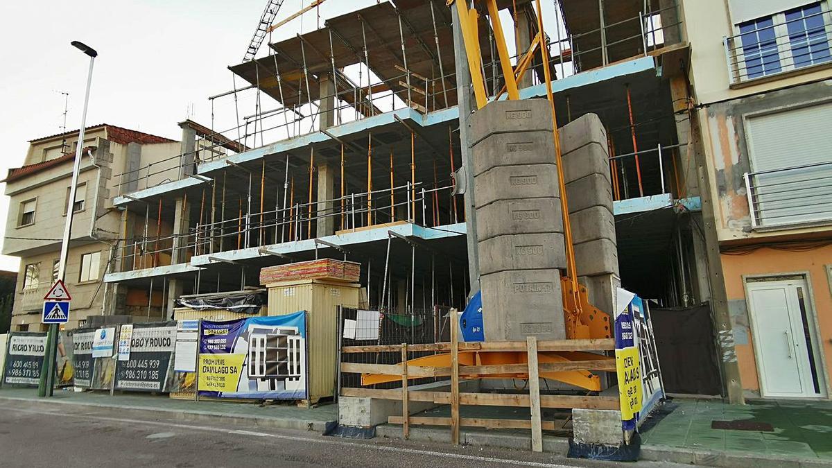 Edificio en construcción en José Costa Alonso, frente al mar en O Con. |   // SANTOS ÁLVAREZ