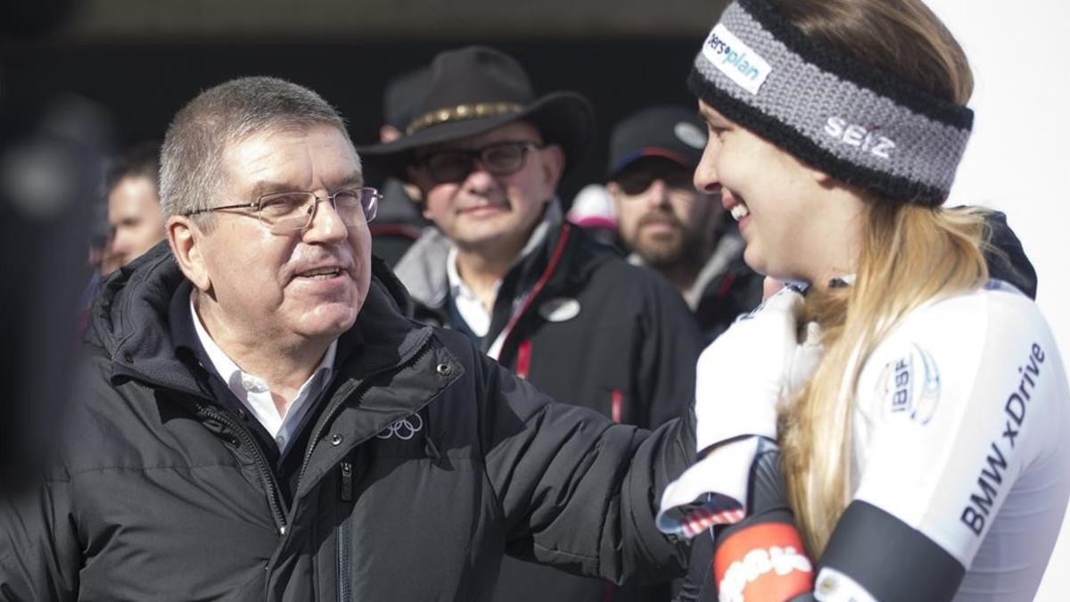 Thomas Bach, presidente del COI, con una participante en el Mundial de skeleton, el pasado sábado.