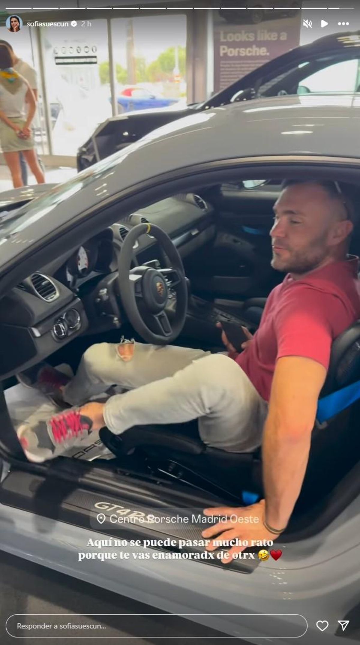 Cristian Suescun, montado en un deportivo de la marca Porsche.