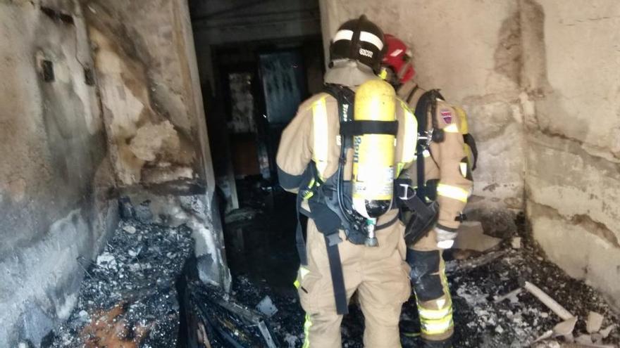 La vivienda ha resultado afectada en su totalidad por el fuego y el humo