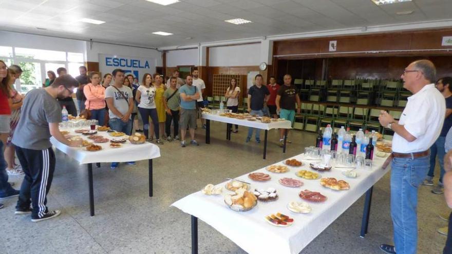 Xosé Ramón Iglesias dirigiéndose a los alumnos de la Uabra en su clausura.