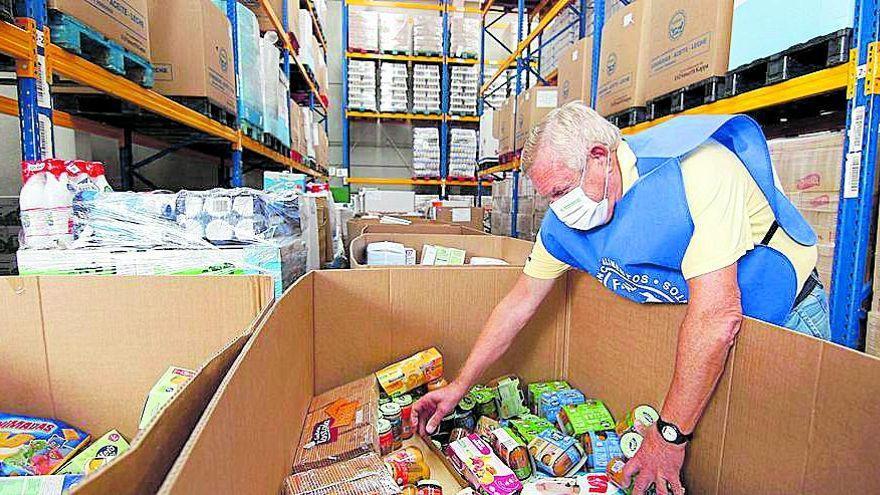 Un hombre ordena material en el Banco de Alimentos de Córdoba.