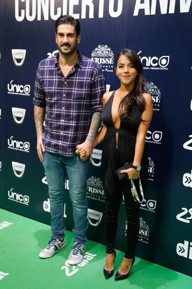 Melendi y Juliana Kamatsu en el concierto del 25 aniversario de la Cadena Dial