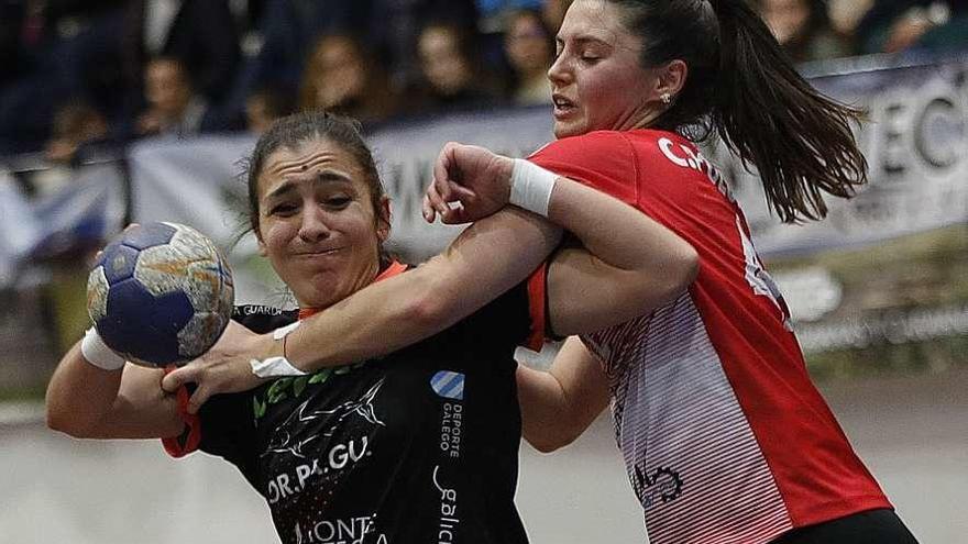 Estela Doiro trata de escapar del marcaje de una rival. // Ricardo Grobas