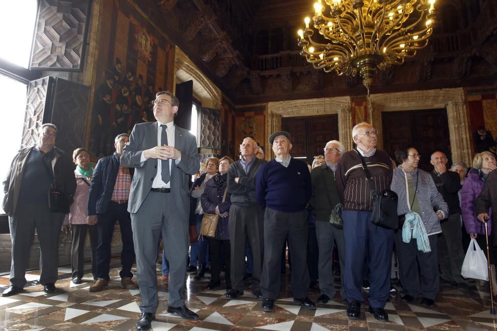 Vecinos de Morella, de visita en el Palau de la Generalitat