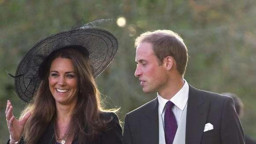 El príncipe Guillermo de Inglaterra, junto a su prometida, Kate Middleton; vista de la portada de un diario vespertino británico que recoge el anuncio; las manos de Lady Di y Middleton, con el mismo anillo . / reuters / efe