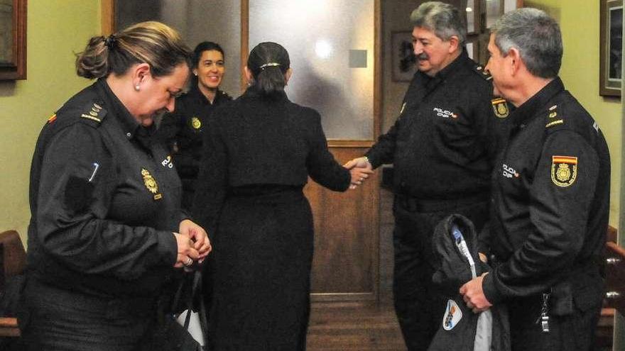 Efectivos de la Policía Nacional, en el consistorio, momentos antes de entrar a la reunión. // Iñaki Abella