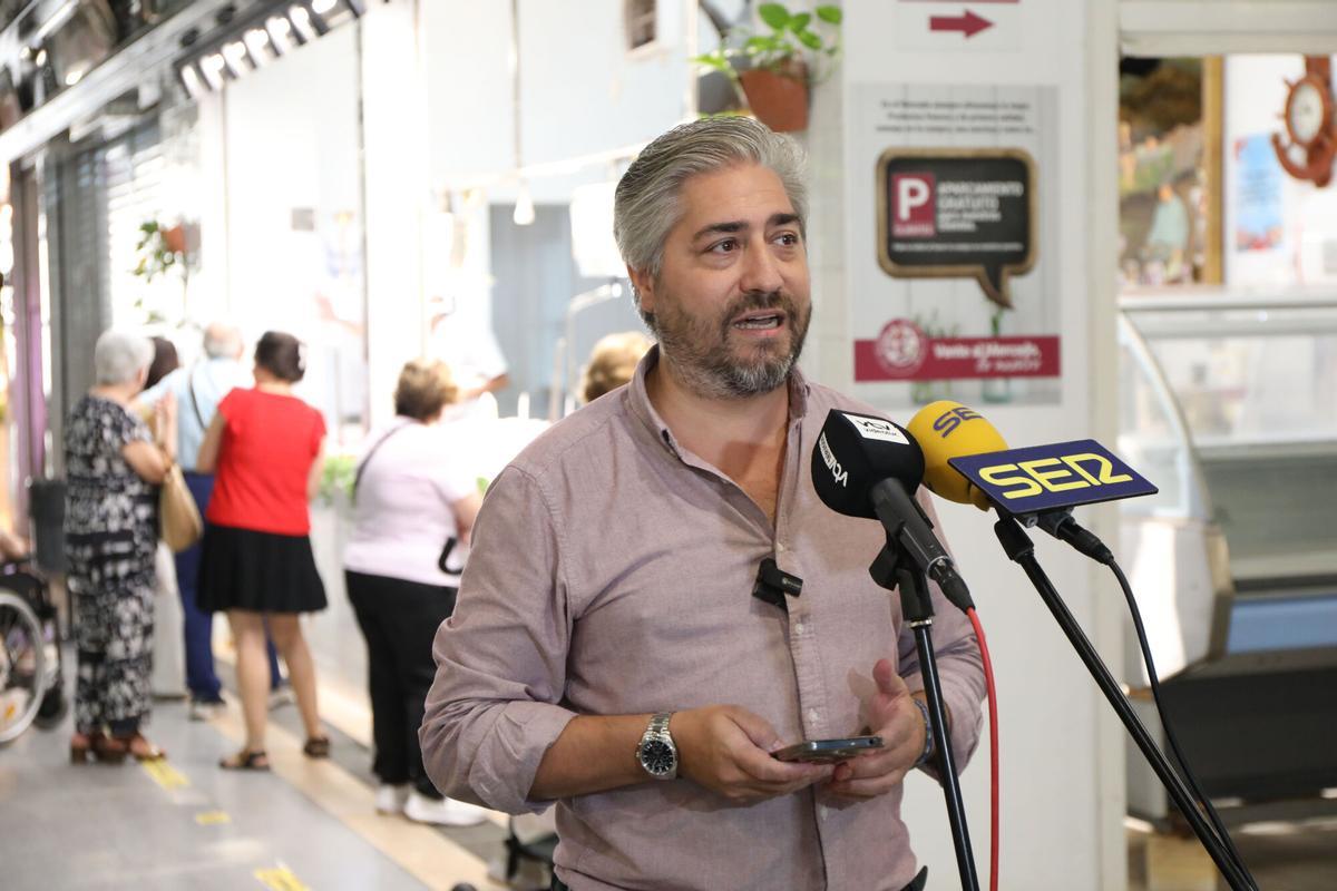 El concejal Francisco Barbancho, en el mercado de abastos de Lucena.