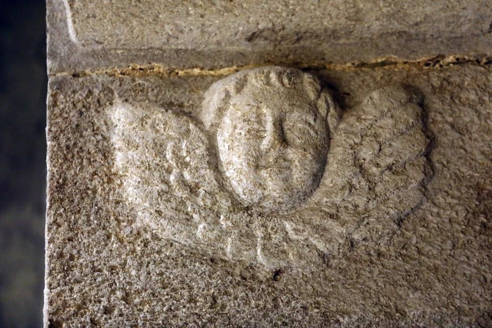 Una botiga de Girona troba dos angelets tallats en pedra sobre la muralla medieval