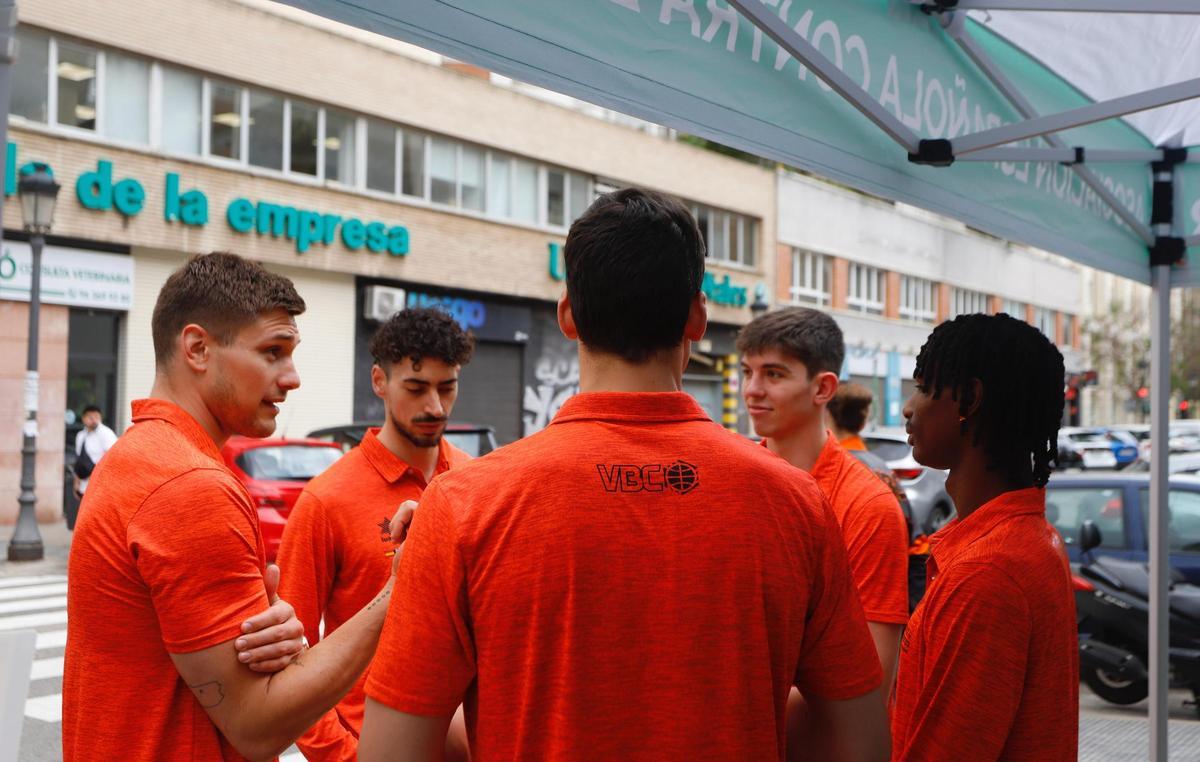 Los jugadores del Valencia Basket, durante el acto en la mesa de cuestación contra el cáncer