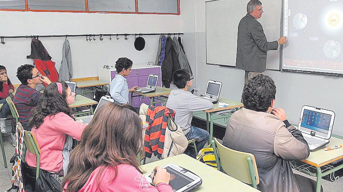 Alumnos gallegos usan sus ordenadores en una clase