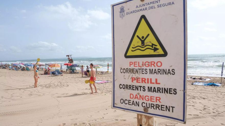 Los socorristas de las playas de Guardamar se plantan ante el retraso en el pago de nóminas