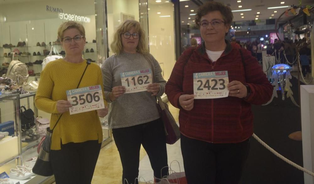 Recogida de dorsales en el Thader para la IV Carrera de la Mujer