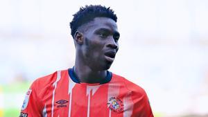 Adebayo, jugador del Luton Town