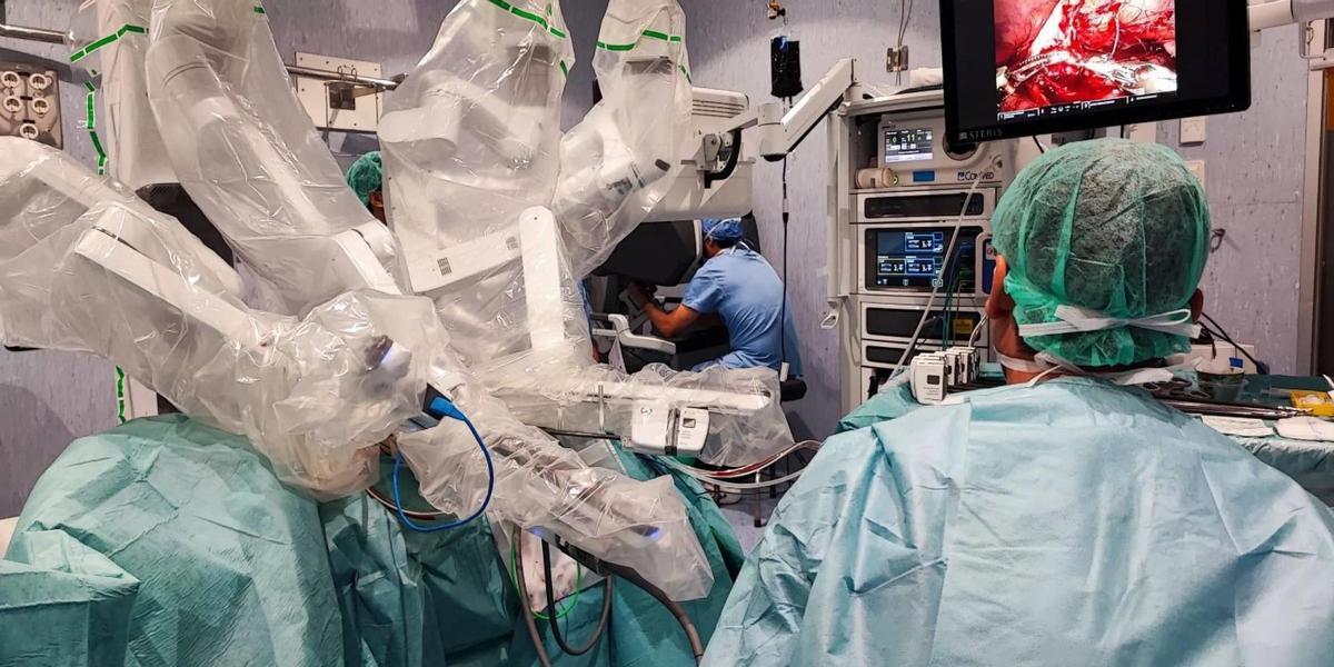 Una intervenció amb cirurgia robòtica a l'hospital Josep Trueta en una imatge d'arxiu.