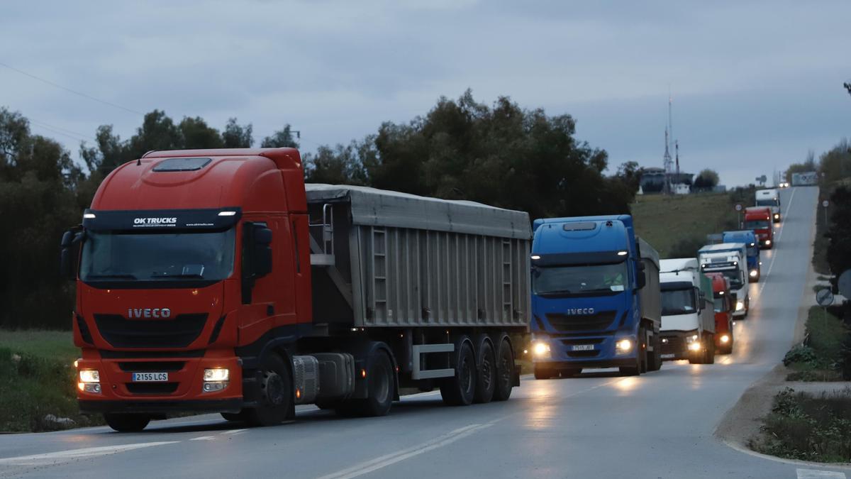 Convoy de camiones escoltados por la Guardia Civil, el pasado mes de marzo en Pozoblanco.