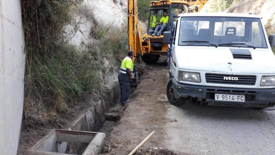 Operarios trabajando en la limpieza de una acequia dentro de las actuaciones del plan municipal