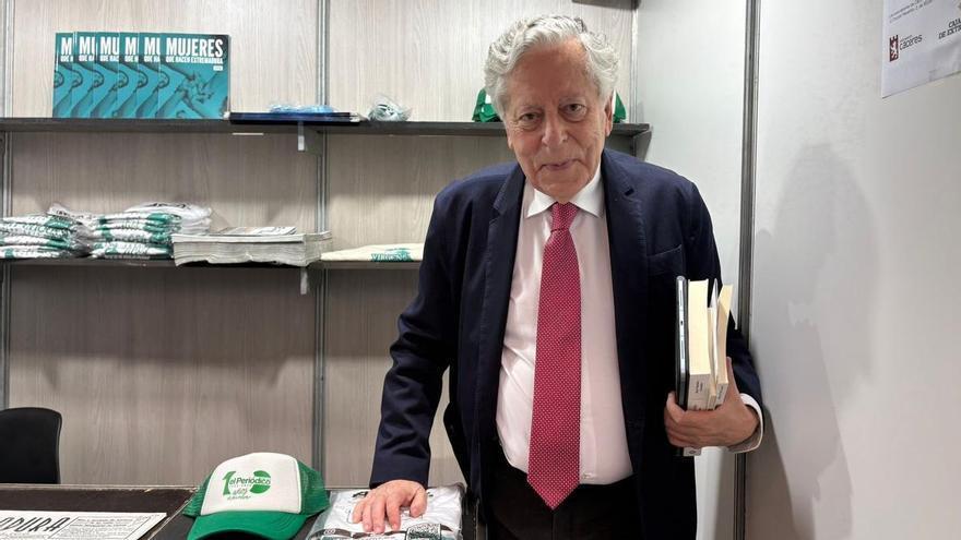 Miguel Ángel Aguilar inaugura la Feria del Libro de Cáceres y presenta su obra sobre la muerte de Franco