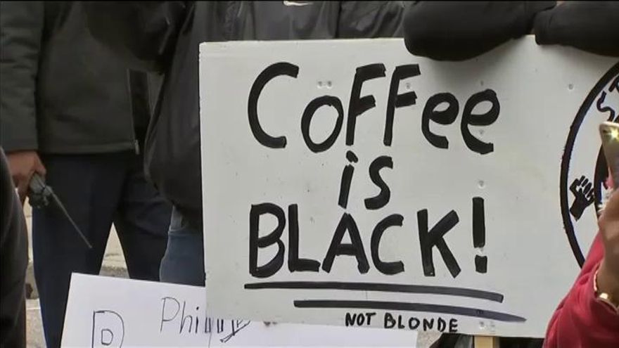 Detienen a dos hombres negros en un Starbucks de Philadelphia por no consumir