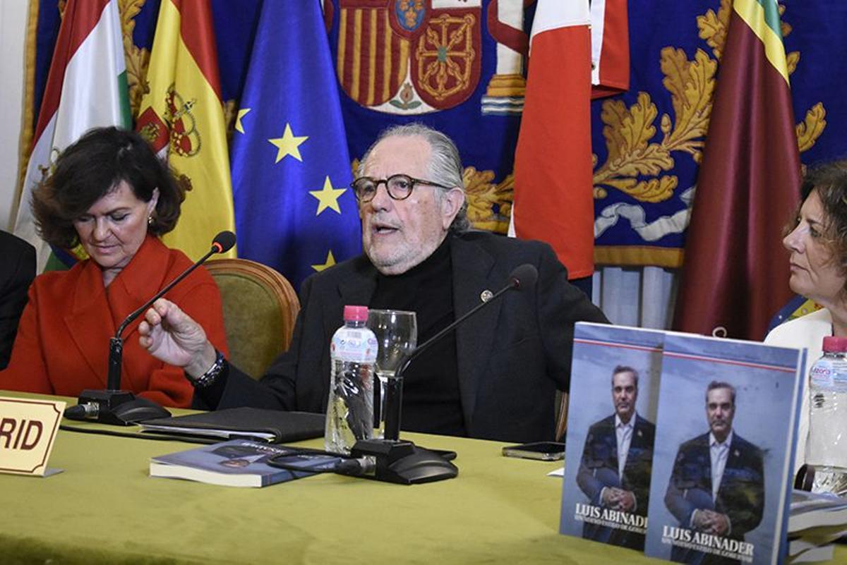 Manuel Domínguez, presentando con Carmen Calvo su libro sobre Luis Abinader en el Centro Riojano de Madrid en marzo de 2023