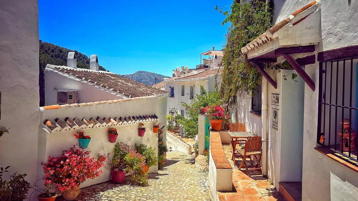 Este es uno de los pueblos de interior más mágicos de Málaga, con un delicioso vino y un paisaje impresionante