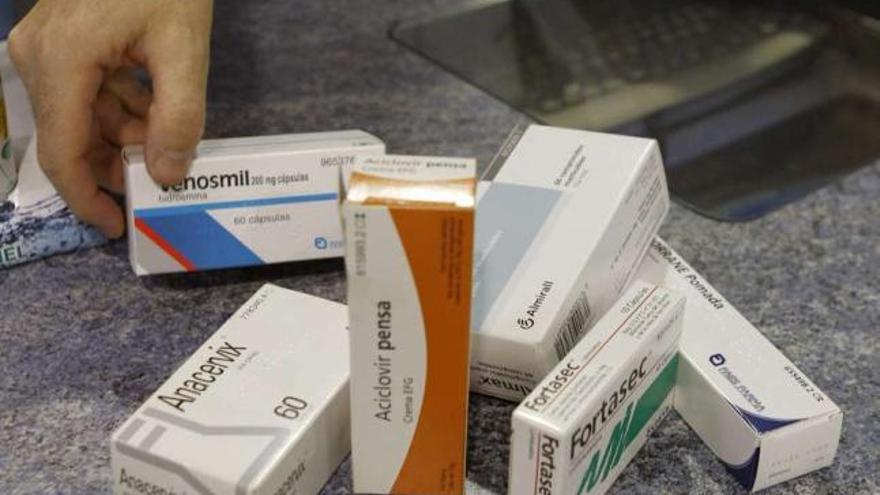 Algunos de los medicamentos que el Sistema Nacional de Salud dejará de financiar en septiembre. / efe