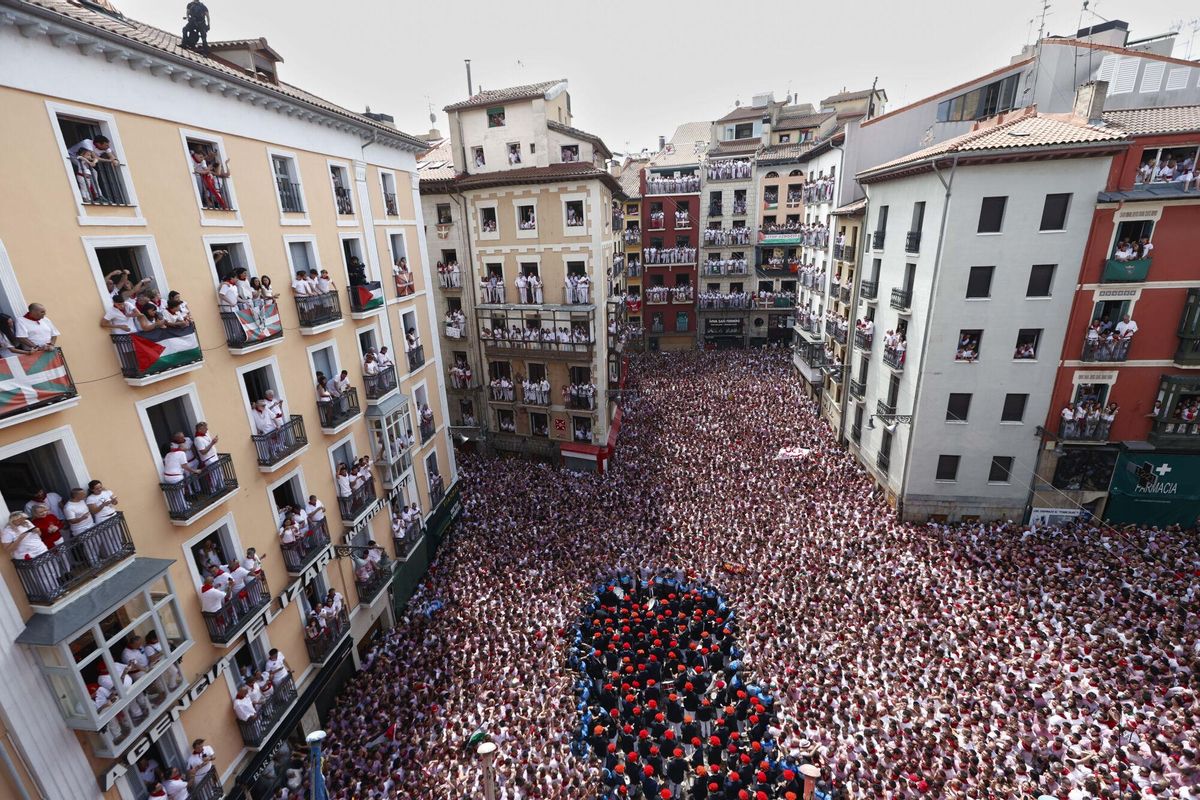 PAMPLONA, 06/07/2025.- La Banda Municipal La Pamplonesa y los txistularis municipales interpretan la Biribilketa de Gainza en la Plaza Consistorial del Pamplona después del tradicional Chupinazo desde el balcón del ayuntamiento de Pamplona y que da comienzo a los Sanfermines, este domingo. EFE/ Jesús Diges