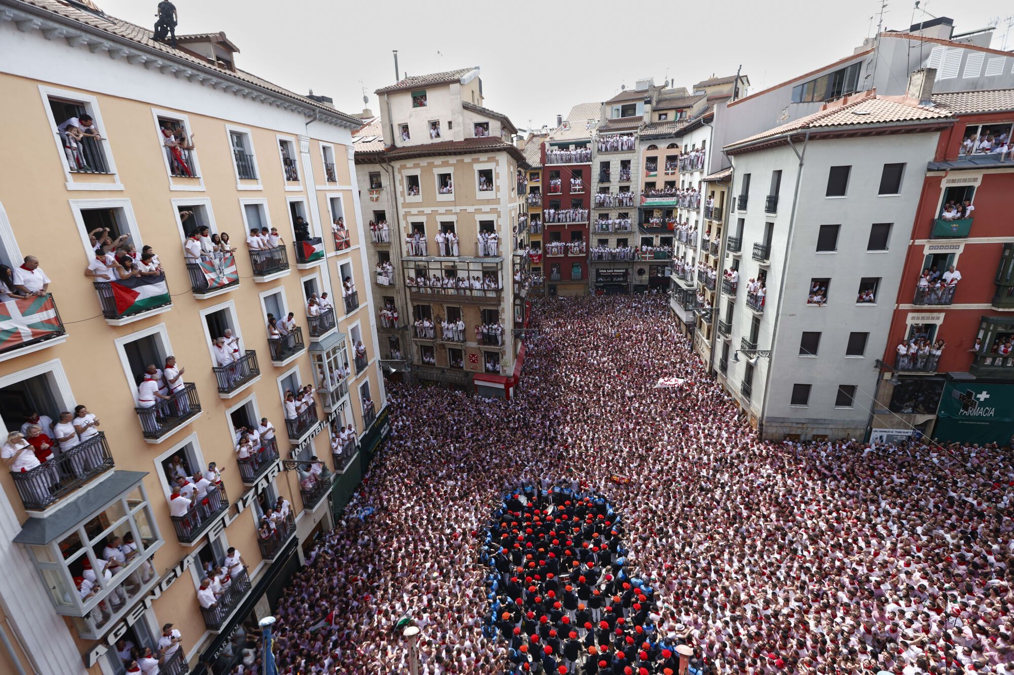 PAMPLONA, 06/07/2025.- La Banda Municipal La Pamplonesa y los txistularis municipales interpretan la "Biribilketa de Gainza" en la Plaza Consistorial del Pamplona después del tradicional Chupinazo desde el balcón del ayuntamiento de Pamplona y que da comienzo a los Sanfermines, este domingo. EFE/ Jesús Diges