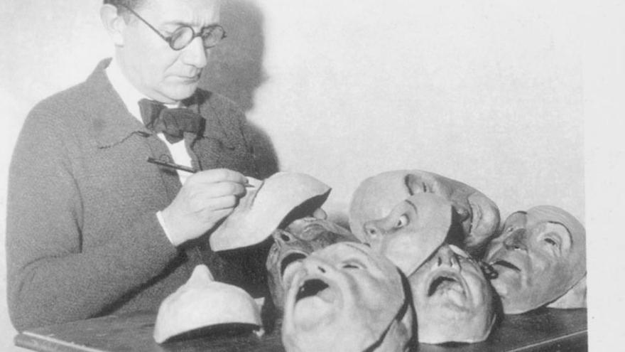 Castelao pinta las máscaras de &quot;Os vellos non deben de namorarse&quot;. Museo de Pontevedra