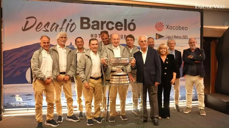 Juan Carlos I entrega la copa de vela con su nombre al Náutico de Sanxenxo