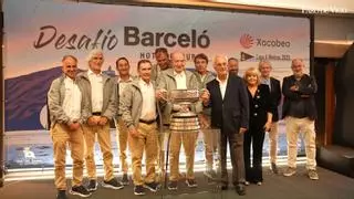 Juan Carlos I entrega la copa de vela con su nombre al Náutico de Sanxenxo