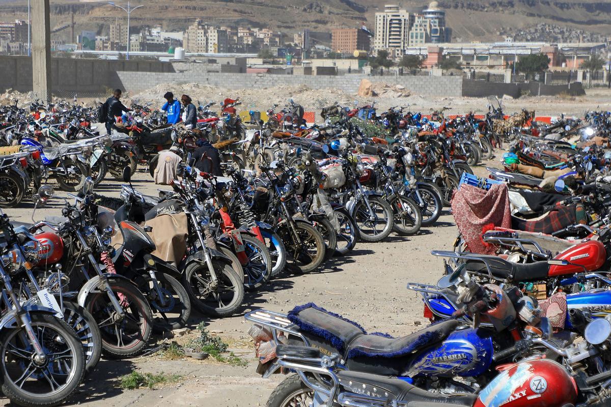 Los yemeníes se reúnen en medio de motocicletas mientras esperan que se les expidan licencias para conducir como parte de una campaña de seguridad de las autoridades huzíes, en Yemen