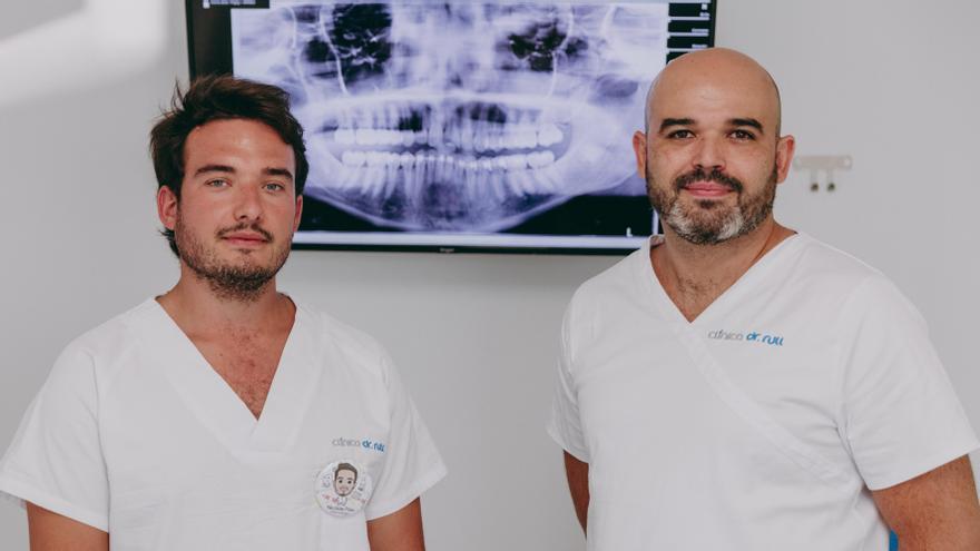 Dos de los dentistas de la clínica: José Luis Rull Rivera y Nicolás Pizá Morro.